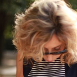 On voit l'autrice est en pleine relecture d'un nouveau manuscrit
